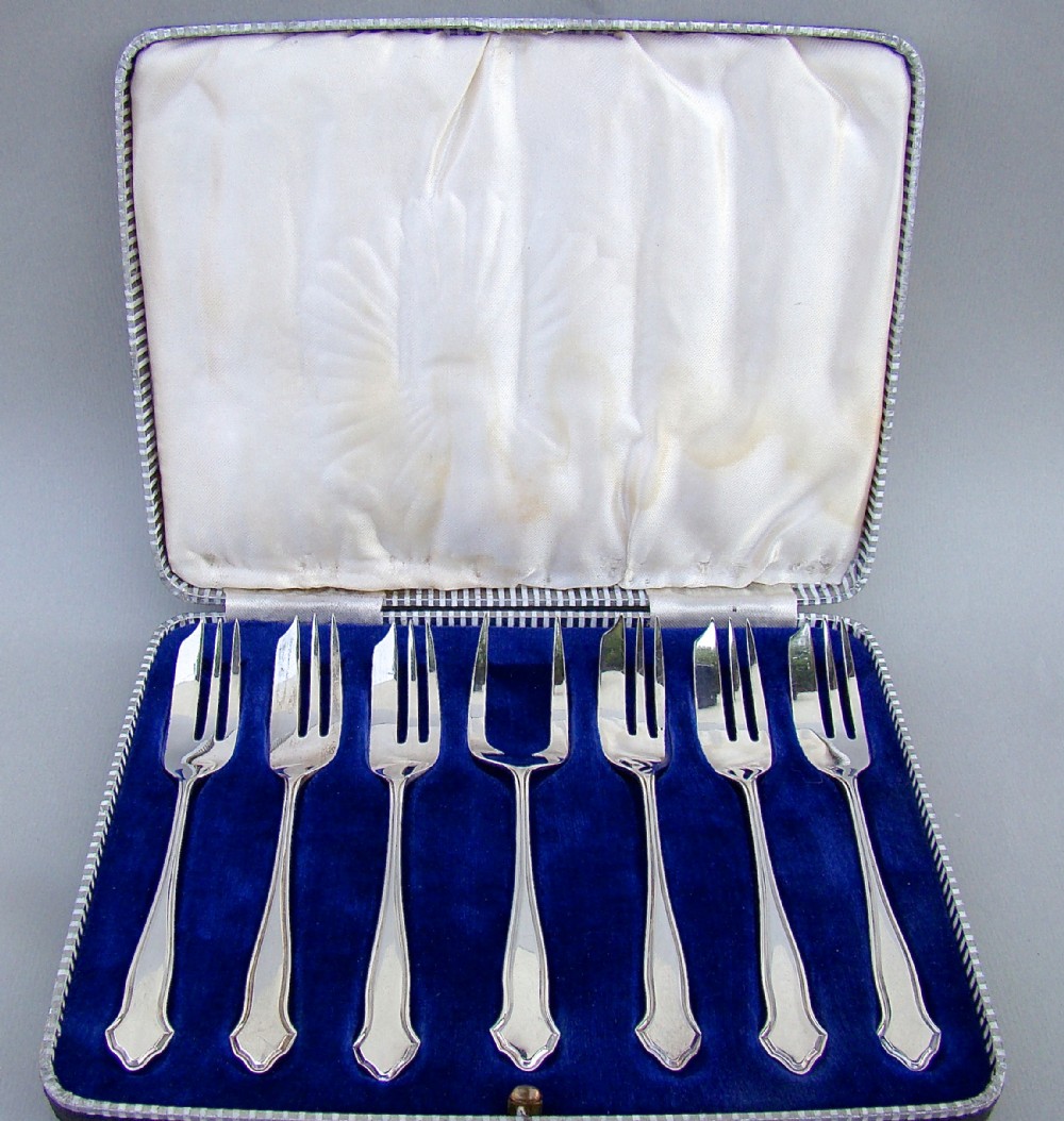 cased set of six sterling silver cake forks with matching serving prong by the cooper brothers sheffield 1941